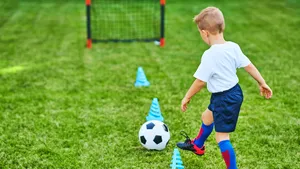 Voetballend jongetje