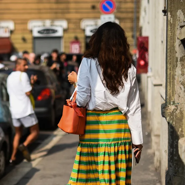 De Weekendtips van Beau Monde voor week 13 2025. – Foto van rugaanzicht modieuze vrouw op straat.