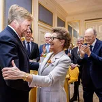 Koning reikt Erekruis in de Huisorde van Oranje uit aan Janine van den Ende