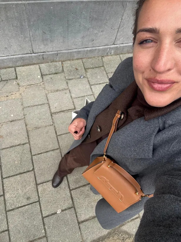Bo kreeg deze tas van Carolina Herrera en is er heel blij mee. 