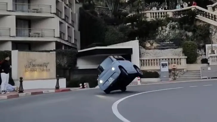 VIDEO: Citroën Ami verliest evenwicht in Monaco