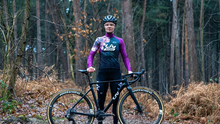 Lotte Kopecky showt nieuwe outfit Liv Racing
