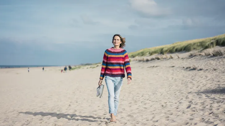 vrouw strand trui