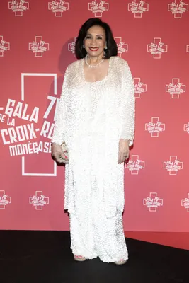 Van doorluchtigheid naar diva: Dame Shirley Bassey gaf acte de présence in smetteloos wit.