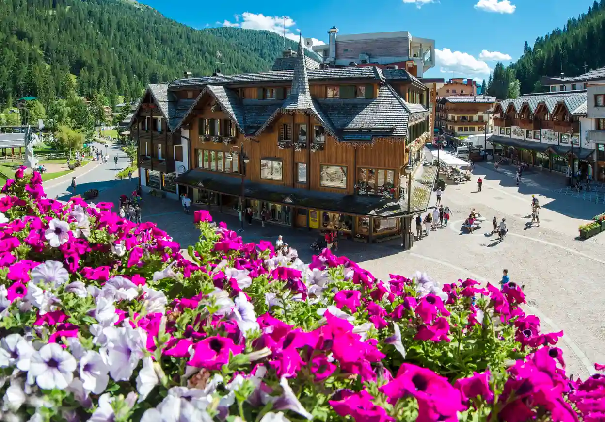 Het sfeervolle plein van Madonna di Campiglio in de lente