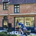 Mathieu van der Poel traint op zijn racefiets op het terras voor de bakstenen villa die hij deelt met Roxanne Bertels in ’s Gravenwezel.