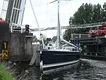 Mast breekt bij aanvaring met Weteringbrug, brandweer assisteert bij berging