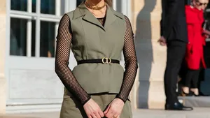 Vrouw met stijlvolle gilet aan.