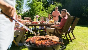 Stop met schrobben: de geniale keukentruc voor een blinkend schoon BBQ-rooster