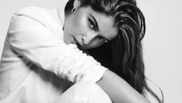 7 vragen aan stijlicoon Laetitia Casta (die het nieuwe gezicht van een groot Frans modemerk is)