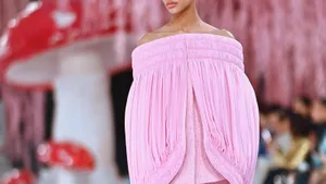 Een vrouw in licht roze outfit