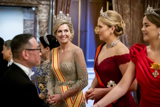 Máxima en Ariane en Amalia schudden de hand van genodigden.