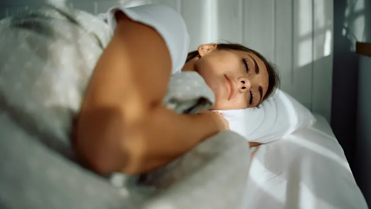 Expert waarschuwt: dé weekendfout die je slaapritme voor 3 dagen verstoort