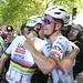 joao almeida en tadej pogacar vallen elkaar in de armen na een gewonnen etappe in de tour de france 2025