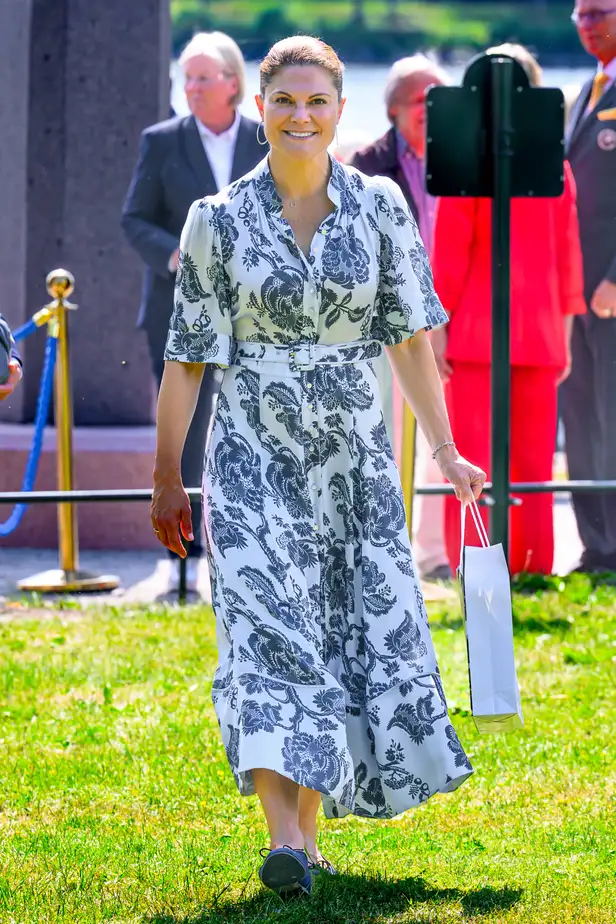 Prinses Victoria tijdens onthulling van standbeeld van Greta Johansson op 8 juni 2026