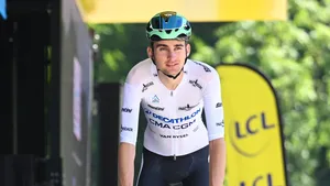 Paul Seixas in de witte trui in de Tour Auvergne.
