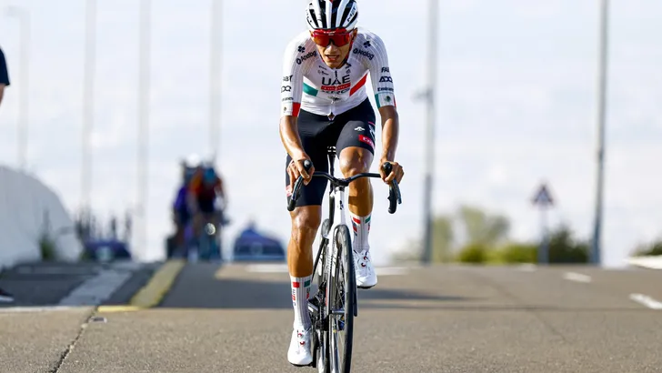 Isaac del Toro heeft met een aantal bizar lange versnellingen de UAE Tour naar zijn hand gezet. Leider Antonio Tiberi brak volledig na de tweede demarrage.