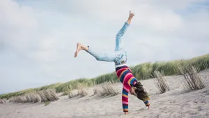 vrouw handstand