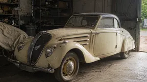 Weduwe opent vergeten garage en vindt auto die haar man 46 jaar geleden van een filmset meenam