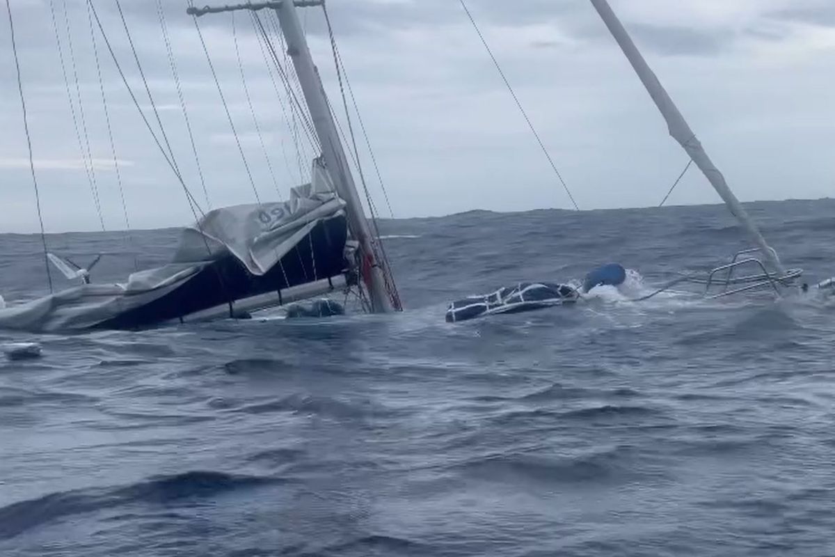 Arcona 460 zinkt na roerfalen op Grote Oceaan - Zeilen | Zeilen