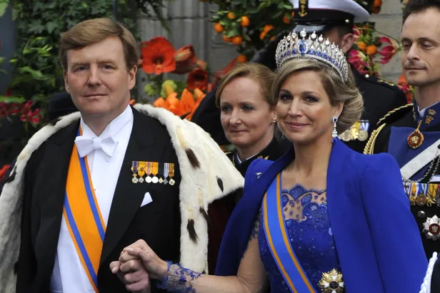 De gasten en koninklijk paar verlaten de kerk na de inhuldiging, Nieuwe Kerk in Amsterdam. Guest and Royal couple leave after the inauguration at the Nieuwe Kerk in Amsterdam.