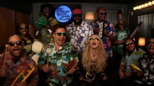 Madonna, Jimmy Fallon & The Roots doen 'Holiday'