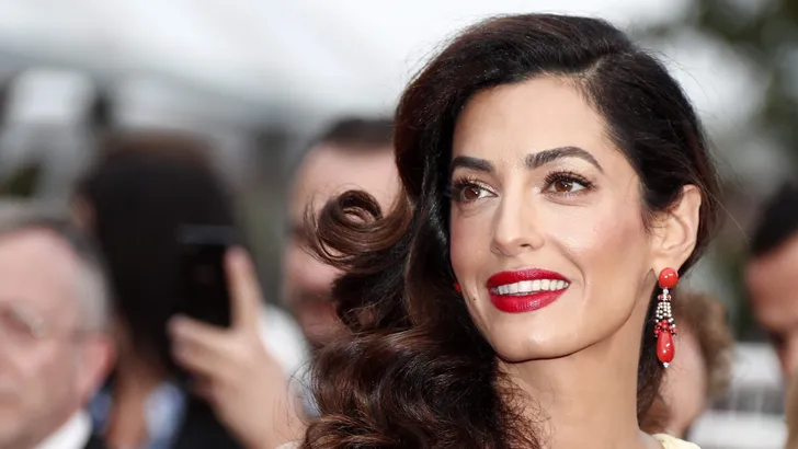 Amal Clooney schittert in prachtige see through dress van Stella McCartney 