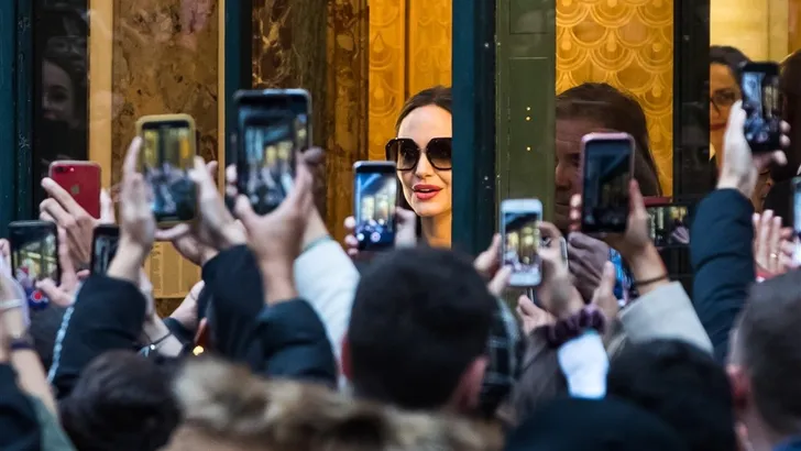 Angelina Jolie koopt een geurtje, legt Parijs plat