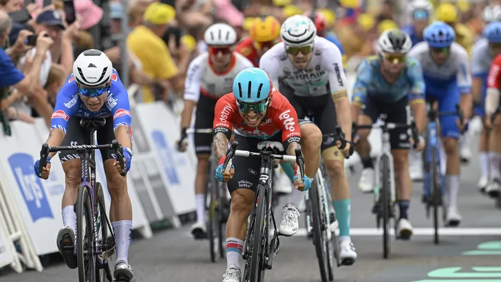 Caleb Ewan wordt nipt geklopt door Jasper Philipsen in de Tour van 2023