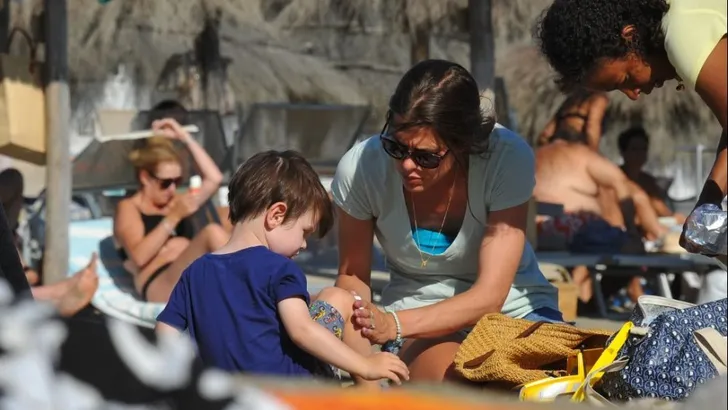 Monaco: Charlotte Casiraghi op pad met zoontje Raphaël