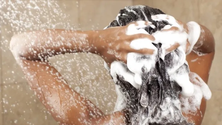 Waarom je een lepel suiker aan je shampoo zou moeten toevoegen