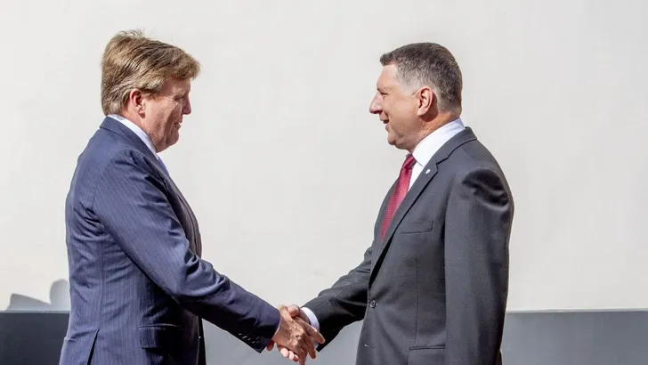 Staatsbezoek: aangeslagen Willem-Alexander alleen op pad