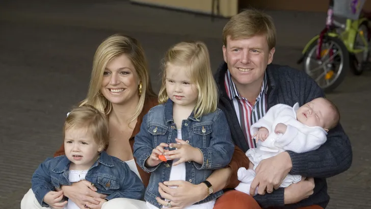 Zoet: royal kids bij mama en papa op de arm