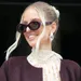 Vrouw met stijlvolle accessoires.