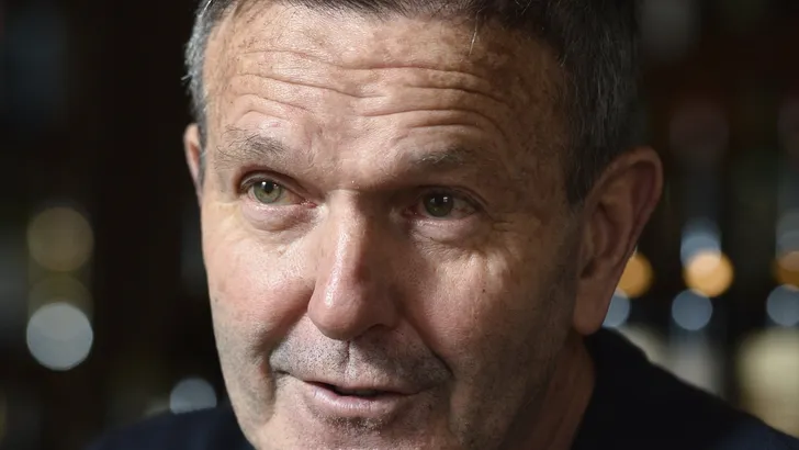 roger de vlaeminck kijkt alsof hij kritiek uit op de huidige generatie wielrennens