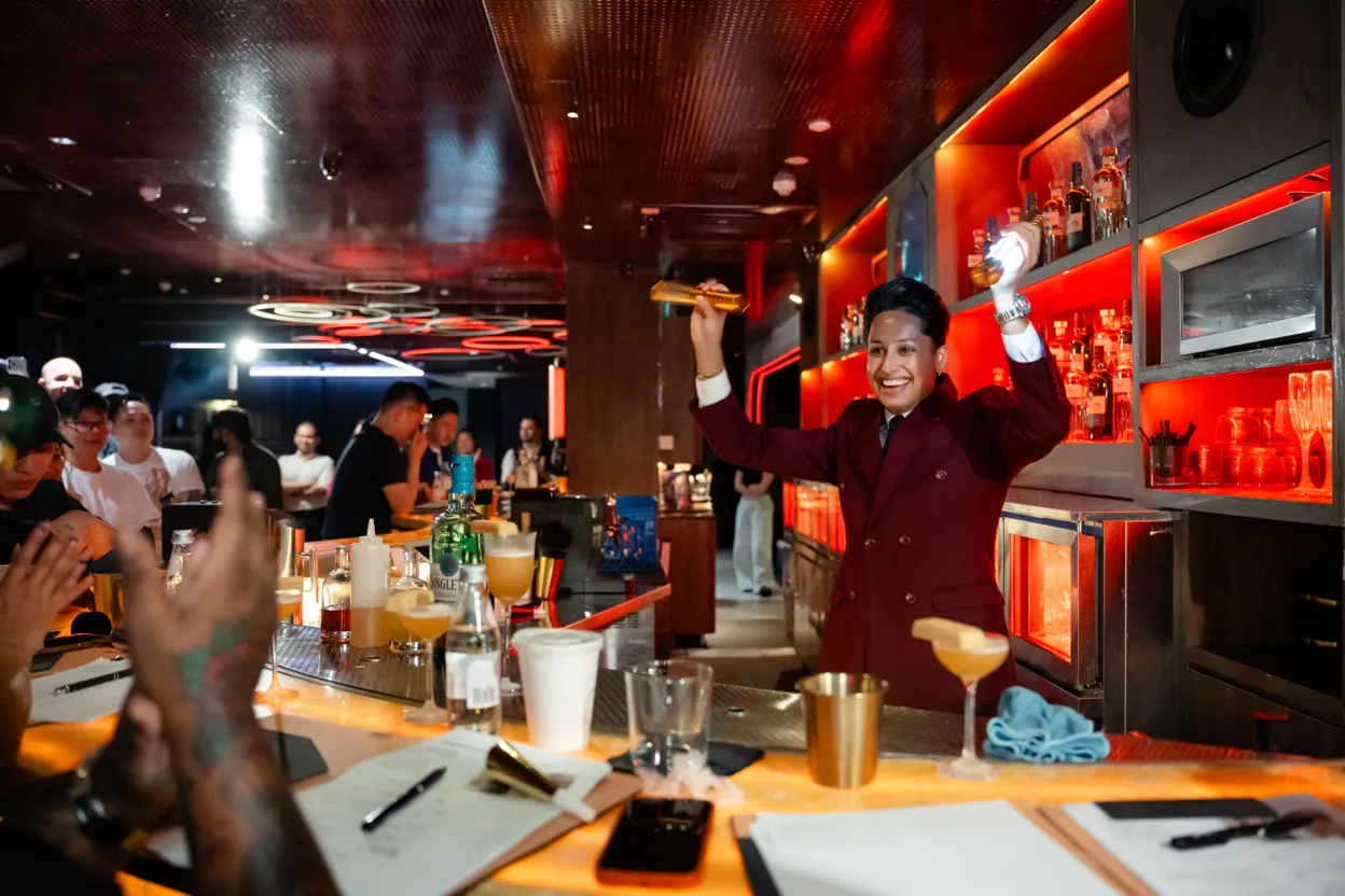 Zana achter de bar tijdens de Diageo World Class-competitie