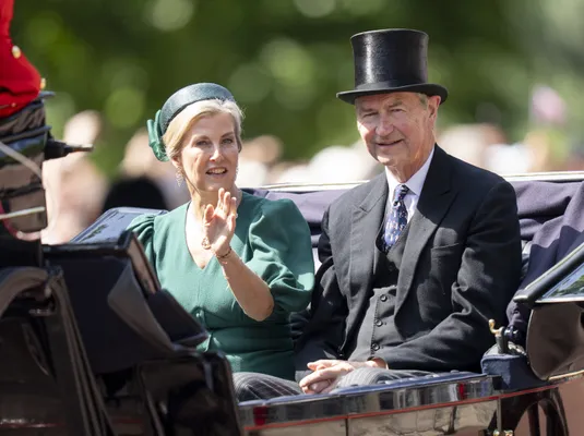 Hertogin Sophie werd in haar rijtuig vergezeld door Sir Tim. Hun beider echtgenoten reden namelijk te paard.