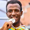 Video | Pas in de herhaling van boven zie je hoe Eritreër Ghirmay bij het WK-beloften uit het niets naar plek 2 sprint 