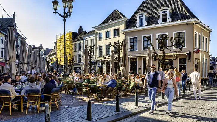 De lente komt eraan, voorspelt het weerbericht! Dinsdag en woensdag worden heerlijk, maar er is één regio die de kroon spant. Lees snel verder.