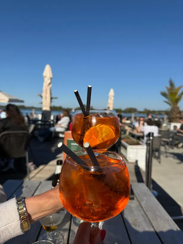 Aperol Spritz op het terras in de zon