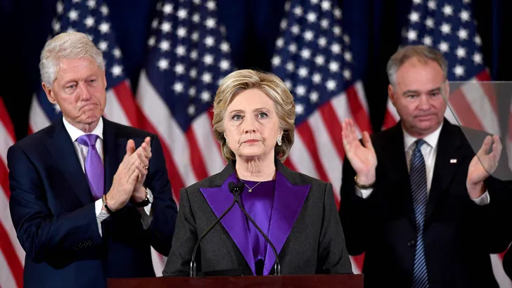 Waarom Clinton een paarse outfit droeg tijdens haar speech