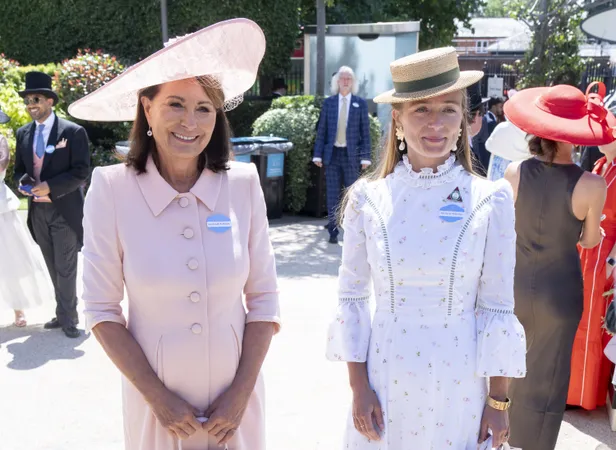 Traditie naam Royal Ascot: Caroline Middleton en Alizee Thevenet droegen de naambadges van hun echtgenoten.