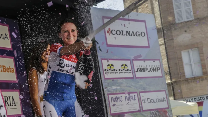 Van Vleuten: 'Tijdritzege geeft me heel veel vertrouwen in strijd om roze'