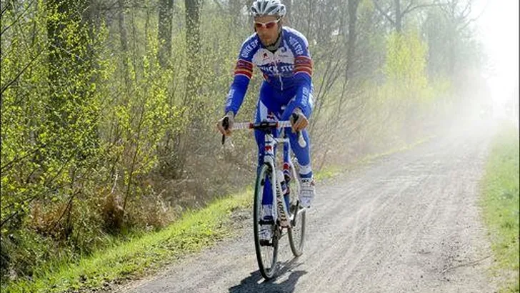 Boonen uit koers in hectische Parijs-Roubaix