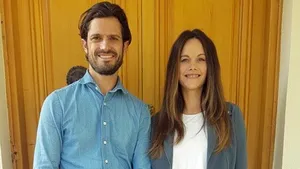 Trotse prins Carl Philip deelt eerste foto van zijn pasgeboren zoon