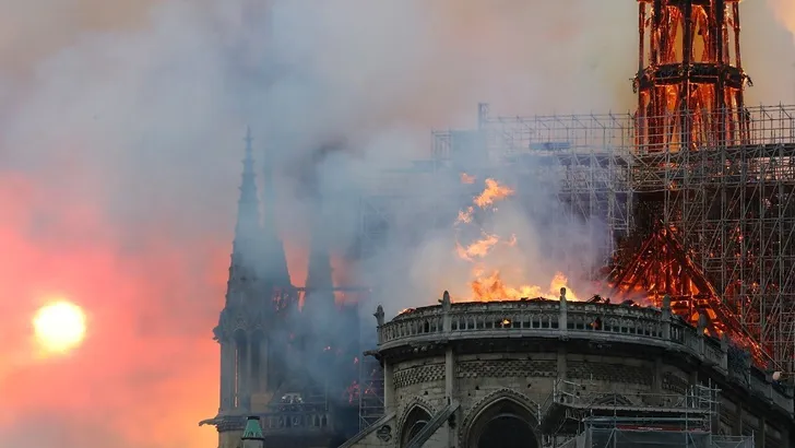 Royals reageren aangedaan op brand Notre Dame