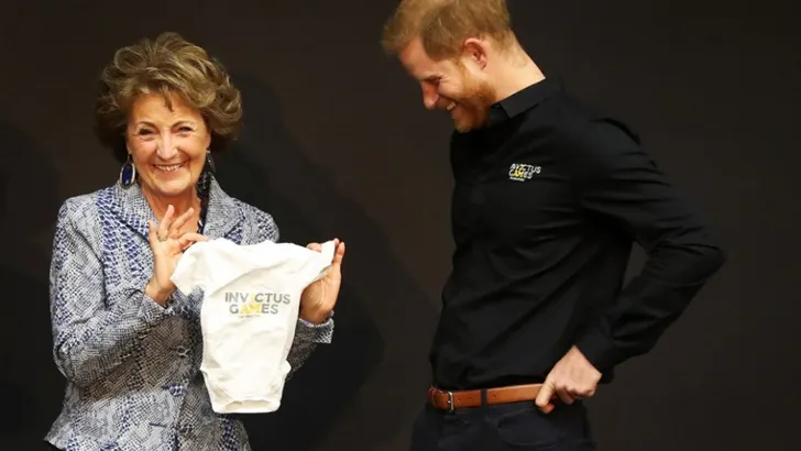 Prinses Margriet geeft Harry rompertje cadeau