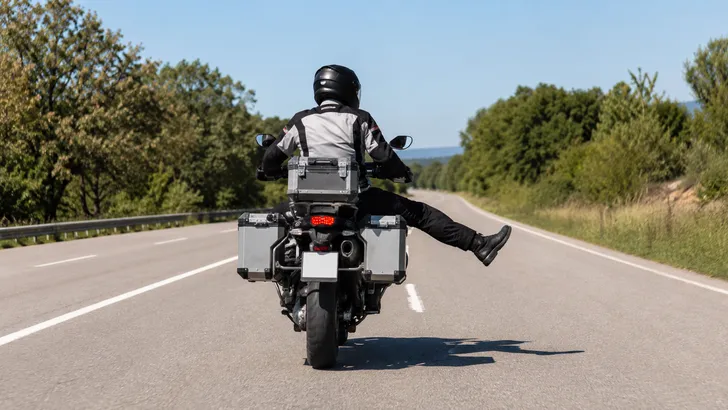 Steekt een motorrijder na het inhalen zijn been uit? Dit probeert hij je te vertellen