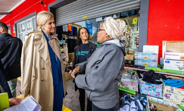 Máxima praat met locale bevolking tijdens bezoek aan township in Zuid-Afrika