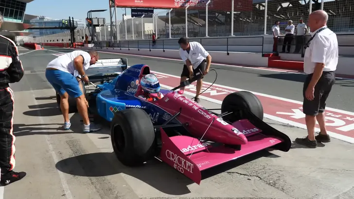 Solphia Flörsch rijdt Giovanna Amati's Brabham BT60B V10 (video)